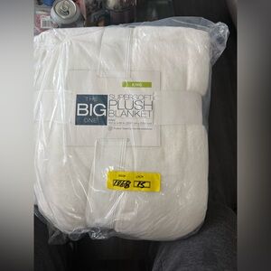 The Big One Plush Blanket - White